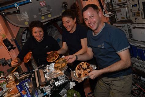 The Reason Why Astronauts Can’t Have Good Pizza In Space